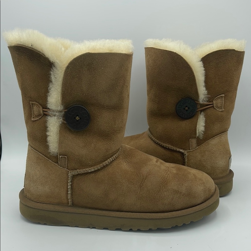 UGG W Bailey Button Chestnut Winter Boots with Sheepskin Lining